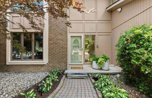 NEW! 4BR I Indoor Pool on the Bay in Boat Town USA - Foto 6