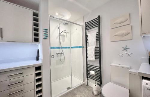 4 Bed Retreat with Balcony & Estuary views - Photo 24