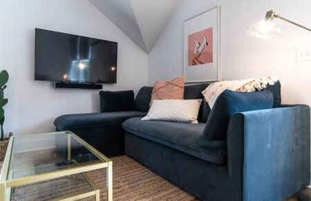 Charming East Nash Retreat, Walk to Dining Faves, Cozy Den, Workspace and Smart TVs, Plush Velvet Sofa, Full Kitchen & Garage, Near Mas Tacos & Five Points, 10 Min to Broadway, 24 Hr Hospitality - Foto 14