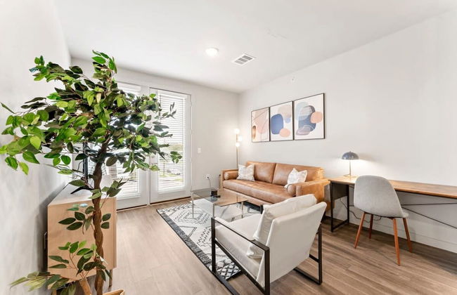 Prime Soco Quaint 1BR King Suite w Pool Parking - Photo 24