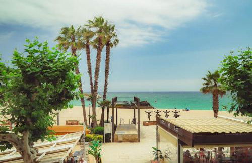 SeaHomes Vacations - Seafront Brand New Apt with PKG - Photo 9