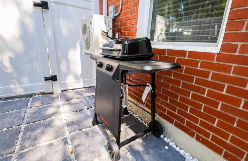 StylishAptWtrGrdnOppLake&Prk&Yrd - Foto 13