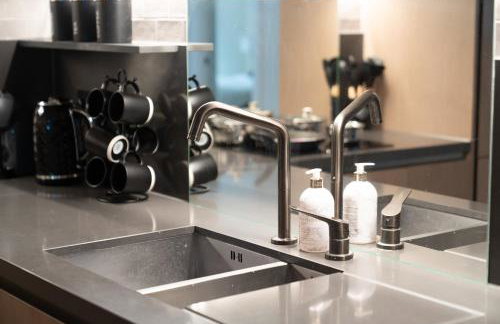 Modern- Battersea Power Station 2-Bed Apartment with Balcony - Foto 42