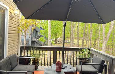 Poconos Modern Chalet I Hot Tub I Home Theater I Fenced Yard I Pet Friendly - Foto 4
