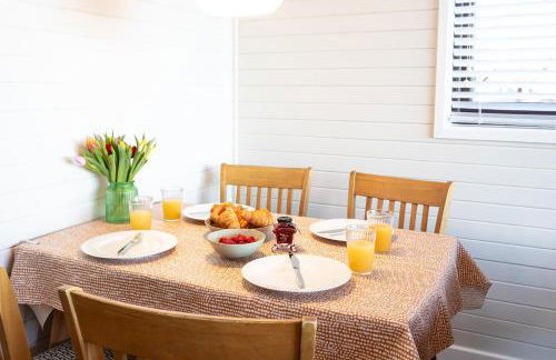 Sandmartin Lodge a lakeshore haven at Pine Lake Resort - Foto 14