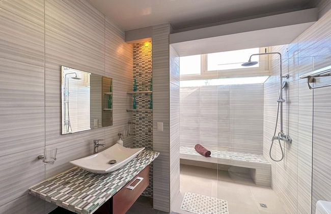 Incredible 3 BR Penthouse w BBQ Jacuzzi - Photo 49