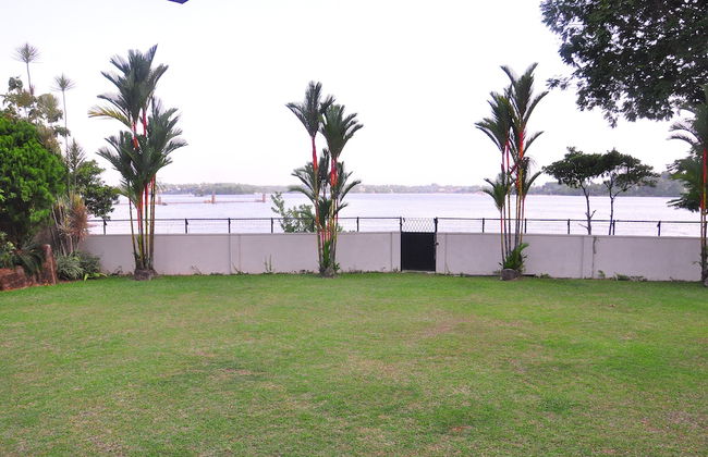 Serenity Lake Front Villa - Foto 1