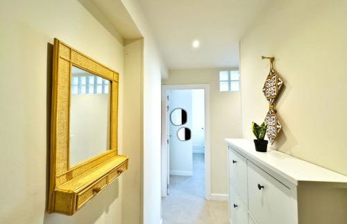 Boho Chic Apt, Frontline Sea & Paseo Views - Photo 16