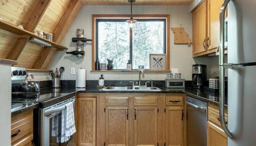 Hideaway Lake Chalet - Foto 3, stove, dishwasher