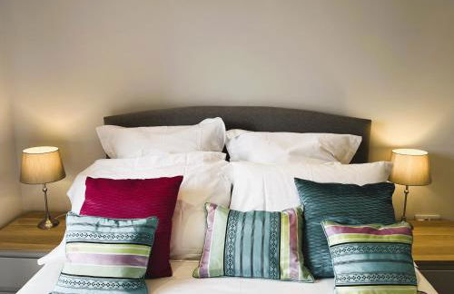 25 Breakwaters - Beach Hut is Included with this Pet Friendly Lux Apartment with Balcony, Stunning Sea Views over to Culver Cliffs & Free Parking - Photo 17