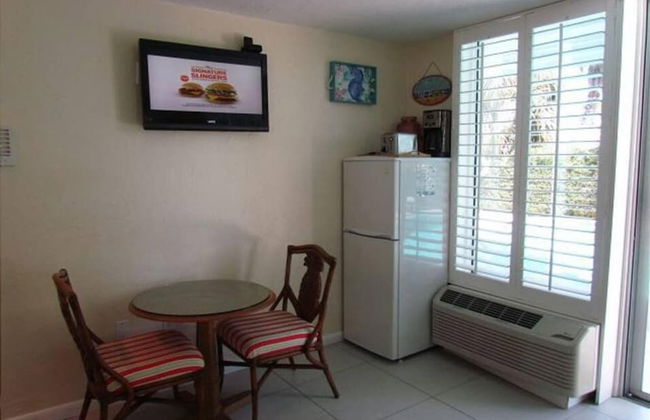 2 Bedroom Waterfront Pool Side! - Foto 12