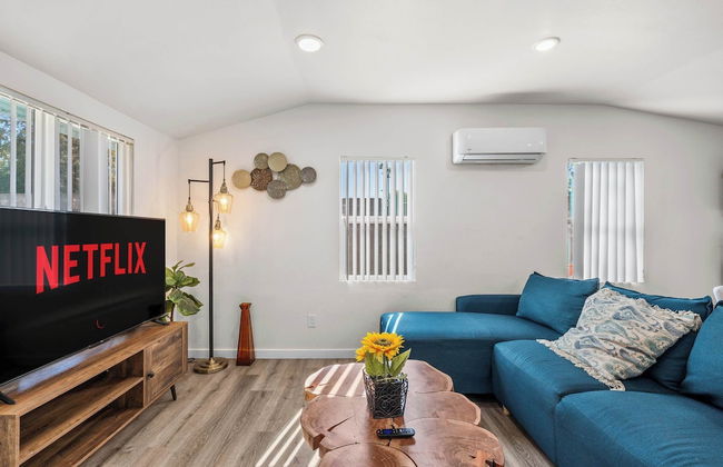 Charming Escape With Stylish Decor & Outdoor Space - Foto 25