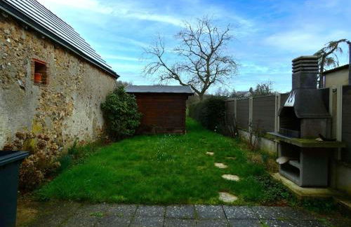 Escapade Paisible: Gîte pour 8 à Saint-Hilaire-sur-Yerre, Jardin Clos, Proche Chateaudun et Chartres - FR-1-581-131 - Foto 33