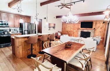 Maggie Valley 4BR Cabin with Hot Tub in Serene Forest - Foto 8