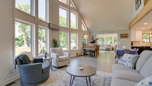 Lakefront Sunburg Vacation Rental with Boat Dock! - Foto 5