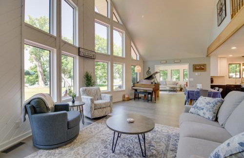 Lakefront Sunburg Vacation Rental with Boat Dock! - Foto 5