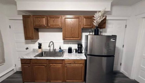 Nona - Cozy 3BR Apt with Parking, Desk & Fast WiFi near Yale, Quinnipiac, SCSU & Hospitals - Foto 5, stove, Other