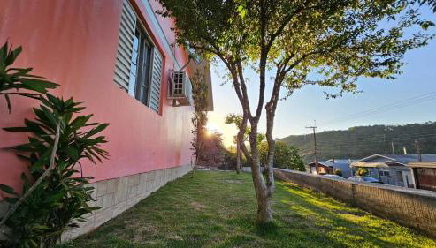 Casa Confortável com Fogão a Lenha e Churrasqueira - Foto 2