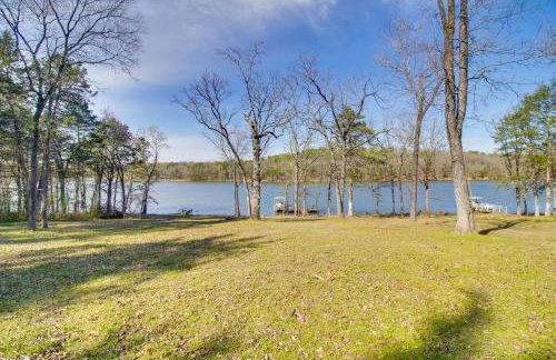 Dock and Water-View Deck Home on Lake Dardanelle - Foto 32
