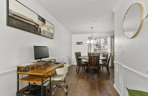 Day Dreamer minutes to Stadium with Fire pit and Parking - Foto 7