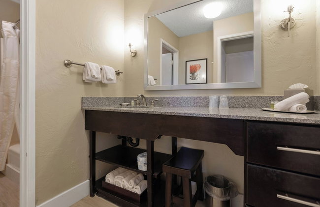 Plantation Hale Suites - Photo 31