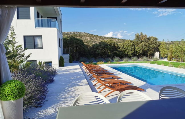 Modern Villa With Private Heated Pool and Lounge Area for a Relaxing Stay - Foto 20