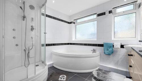 Modern 2BR Near Manchester Sleeps 6 ,Parking , Free WiFi in Middleton Ideal for Work Stays and Relaxation - Foto 4