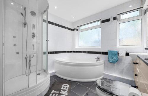 Modern 2BR Near Manchester Sleeps 6 ,Parking , Free WiFi in Middleton Ideal for Work Stays and Relaxation - Foto 4