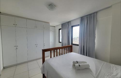 Confortável apartamento com 2 quartos, sendo um suíte, varanda, ampla sala, cozinha área de serviço e banheiro social - Foto 21