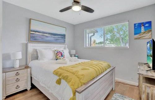 Eagle's Way with Firepit Heated Pool and Sunroom Near BEACH - Foto 43