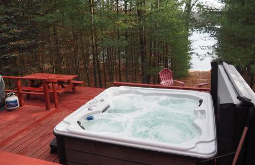 The Cub Hill Chalet - Private Lakefront with Spa! - Foto 10