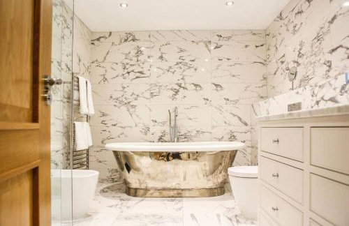 Hot Tub/Football Court/Sleeps 12/Luxury Villa - Photo 33