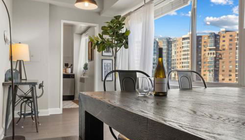 The Sutton - Elevated Minimalist Escape with Free Parking and Metro - Foto 3