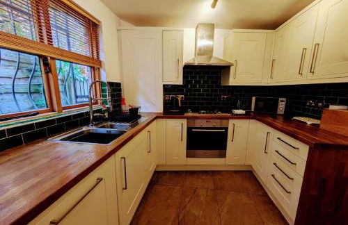 Detached House with Gated Parking in Whalley Range, Near Manchester City Centre - Foto 9