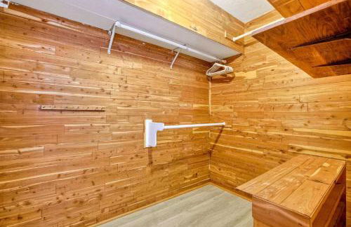 Serene Coastal Home Sleeps 8 - 1 Mile from Beach - Foto 48