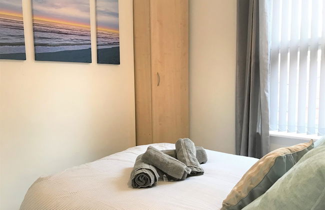 Central Wigan Welcoming Townhouse Sleeps up to 6 - Photo 7