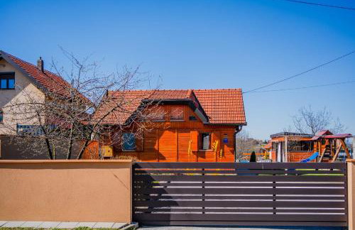 Timber Cottage With Pool - Happy Rentals - Foto 35