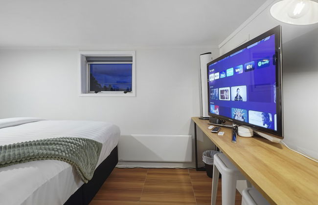 Newly Renovated Studio w Parking-Netflix - Photo 5