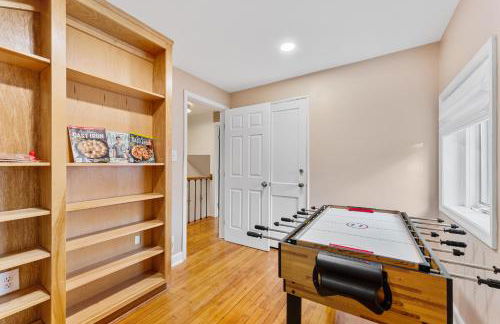 Patio Paradise Stylish 3BR Home with Gaming Room - Photo 40