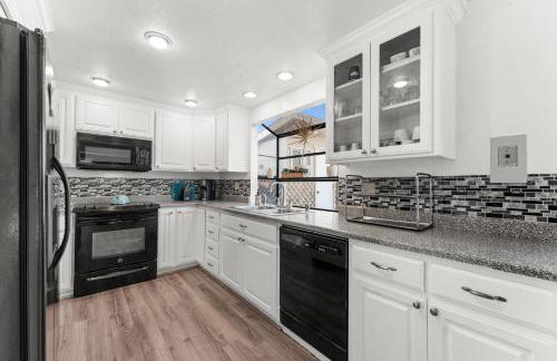 Colorful and Cozy Haven with Heated Pool - Foto 28