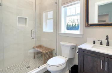 New Construction Modern Luxury Retreat w 6 Beds - Foto 48