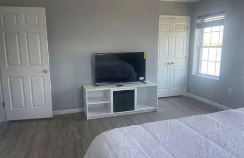 Gorgeous Waterfront 3 Bedroom, 1.5 Bathroom Unit. - Foto 17