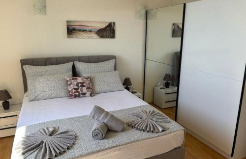 Indy's Beach Apartments -Two Bedroom Apartment with Balcony and Sea View - Photo 31