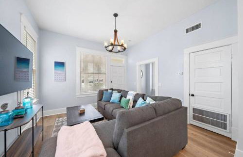 Cozy Home Near Downtown with a Pool and Fire Pit - Foto 6