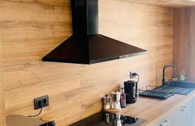 Modern Apartment with Fireplace & Stylish Kitchen - Photo 3