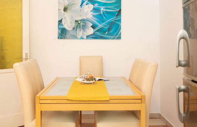 Bright 2bdr Apartment With a Balcony - Photo 14