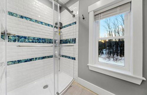 New Sunday River Ski Retreat with Hot Tub Spa - FirePit Sleeps 16 - Foto 57