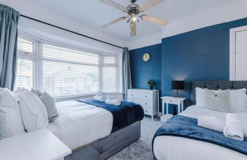 Classic 4 Bedroom House in Wirral with WiFi & Parking Sleeps 9 by PureStay - Foto 11