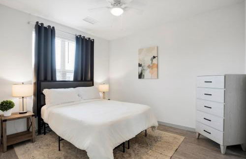 Pool with Free Covered Parking and Washer & Dryer in Unit - Foto 13