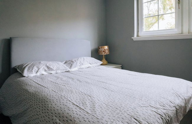 Snug & Serene 2BD Flat - Roseburn - Photo 4